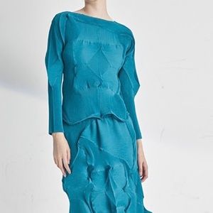 Whitecube Blue plisse pleats Top